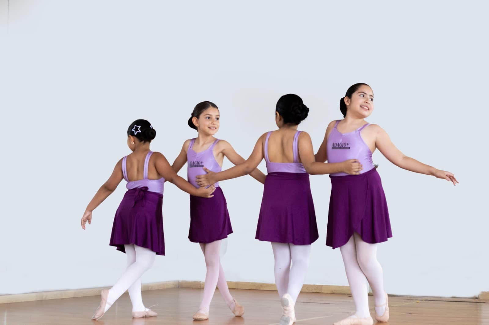 Niñas de 8 a 12 años practicando ballet en la barra - clases de ballet infantil en Culiacán